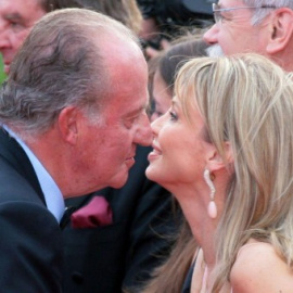 El Juan Carlos I saluda a su amiga Corinna Sayn-Wittgenstein durante un acto en 2006 | EFE/ Archivo
