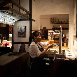  Una camarera de un restaurante en una foto de archivo. - EUROPA PRESS
