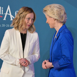  La primera ministra de Italia, Giorgia Meloni, da la bienvenida a la Presidenta de la Comisión Europea, Ursula von der Leyen, en Roma, a 29 de enero de 2024.- AFP
