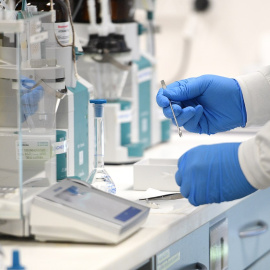 Un investigador en un laboratorio. EFE/EPA/DAN HIMBRECHTS