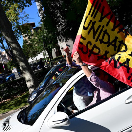 Uno de los participantes de la marcha convocada por Vox el día de la Fiesta Nacional, en el Paseo de la Castellana de Madrid. EFE/Víctor Lerena