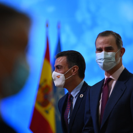 El presidente del Gobierno, Pedro Sánchez (i), y el rey Felipe VI (d), durante el acto de conmemoración del 75 aniversario de la entrada en vigor de la carta de las Naciones Unidas, en el Palacio Real de El Pardo. E.P.