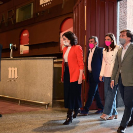 El escultor Luis Gordillo (i) recibe a la presidenta de la Comunidad de Madrid, Isabel Díaz Ayuso (c) junto con el alcalde de la capital, José Luis Martínez-Almeida (d) durante la presentación del mural realizado por Gordillo en homenaje al