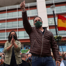 La candidata de Vox a la presidencia de la Comunidad de Madrid, Rocío Monasterio (i), y el presidente del partido, Santiago Abascal (d), durante el acto electoral que celebran hoy lunes en la Plaza de la Constitución de Fuenlabrada, con vis