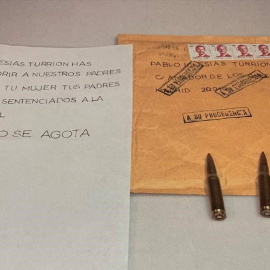 Imagen publicada en la cuenta de Twitter de Pablo Iglesias en la que se ve el mensaje y las balas que iban en el sobre..