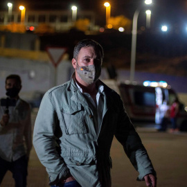  El líder de Vox, Santiago Abascal, a su llegada a la playa de El Tarajal en Ceuta este miércoles.- EFE