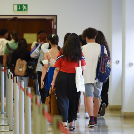 Varios jóvenes entran en un aula para realizar las pruebas de acceso a la universidad del año 2022, en la Facultad de Derecho de la Universidad Complutense de Madrid. E.P./Gustavo Valiente