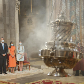 SANTIAGO DE COMPOSTELA, 25/07/2022.- Los reyes Felipe y Letizia, la princesa Leonor (i) y la infanta Sofía (4i) durante la ofrenda al apóstol Santiago, uno de los actos más destacados de la festividad del 25 de julio, que supone un espaldar