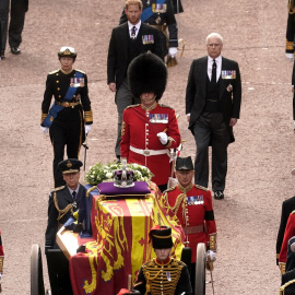 Los miembros de la Familia Real británica, tras el ataud de la reina Isabel II, durante su traslado desde el Palacio de Buckingham hasta Westminster, en Londres. REUTERS/Victoria Jones/Pool
