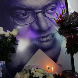 Flores y velas junto a un retrato del cantautor cubano Pablo Milanes junto a su libro de condolencias por su fallecimiento, en La Habana. REUTERS/Alexandre Meneghini