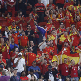 Aficionados españoles en el partido entre las selecciones de España y de Alemania en el Mundial de Fútbol Qatar 2022, en el estadio Al Bait en Al Khor (Catar). EFE/ Juan Ignacio Roncoroni