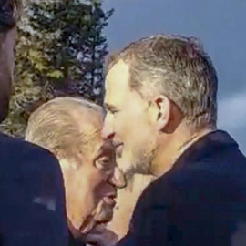  El rey Felipe VI y el rey Emérito se saludan ayer lunes durante la despedida de Constantino II, hermano de la reina Sofía y último rey de Grecia, en el funeral celebrado en la Catedral Metropolitana en Atenas que sirvió de reencuentro para