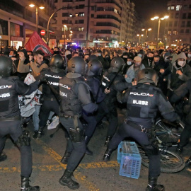 La Policía antidisturbios carga contra los manifestantes durante la concentración convocada en Valencia en apoyo al rapero Pablo Hasel. EFE