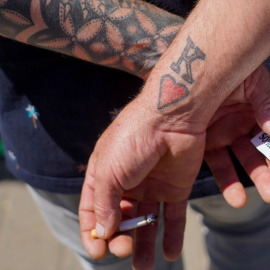 Un miembro de la plataforma en defensa de los regadíos del Condado, con la pegatina de 'DOÑANA somos todos' en las puertas del Parlamento de Andalucía, a 12 de abril de 2023, en Sevilla (Andalucía). Foto: Eduardo Briones / Europa Press