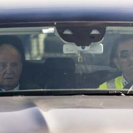 El rey emérito Juan Carlos I junto a su amigo Pedro Campos, tras su llegada al aeropuerto de Peinador (Vigo) procedente de Londres, en su segunda visita a España desde que decidió marcharse a vivir a Abu Dabi (Emiratos Árabes Unidos) en ago