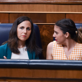 La ministra de Derechos Sociales y Agenda 2030, Ione Belarra y la ministra de Igualdad, Irene Montero, durante una sesión plenaria en el Congreso de los Diputados.GUSTAVO VALIENTE / Europa Press