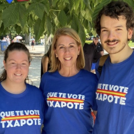 Miembros de las NNGG del PP en Rivas posan con camisetas con la frase que menciona al etarra Txapote. TWITTER