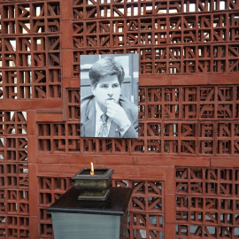  Retrato de Gregorio Ordóñez en el exterior del Parlamento Vasco. | Iñaki Berasaluce / Europa Press