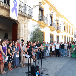 Vecinos, autoridades y familiares de la fallecida, guardan un minuto de silencio en el Ayuntamiento de Utrera por el asesinato de Vanessa Reyes Álvarez, una de las victimas de violencia machista de último mes de julio, E.P./Rocío Ruz