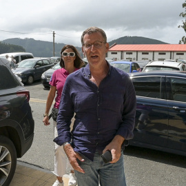  El líder del Partido Popular, Alberto Núñez-Feijóo, a su llegada a un restaurante en Cedeira, A Coruña, este viernes. EFE/ Moncho Fuentes