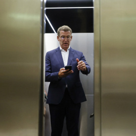 El presidente del PP, Alberto Núñez Feijóo, en un ascensor del Congreso de los Diputados. EFE/Mariscal