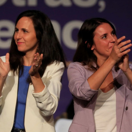 La líder de Podemos y ministra de Derechos Sociales en funciones, Ione Belarra (i), y la titular de Igualdad, Irene Montero (d) durante el acto de este sábado en el Círculo de Bellas Artes. Fernando Alvarado / EFE