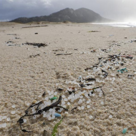 Miles de bolitas de pellets para la fabricación de plásticos, procedentes de un contenedor que cayó al mar desde un barco en la playa de Area Maior, a 5 de enero de 2023.- Lavandeira Jr / EFE