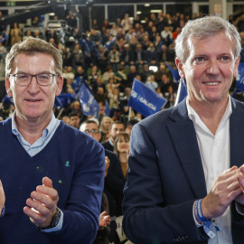 Alberto Núñez Feijóo y Alfonso Rueda, durante un mitin del PP en Lalín. / Lavandeira Jr. (EFE)