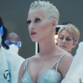 Katy Perry, una androide en el videoclip de Zedd