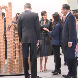 La Reina inaugura ARCO con su look más atrevido