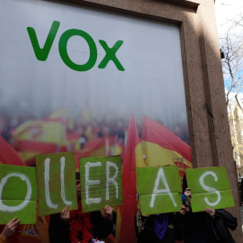 Un grupo de feministas pinta la caravana de Hazte Oír frente a la sede de Vox en Madrid