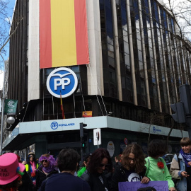 Un grupo de feministas se manifiesta frente a la sede del PP en Madrid
