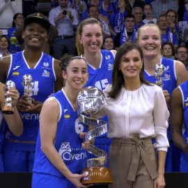 Doña Letizia celebra el 8M entregando la Copa de la Reina de Baloncesto