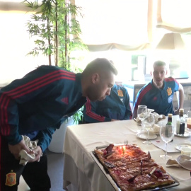 Jordi Alba celebra el cumpleaños junto a sus compañeros de la Selección