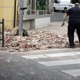 El terremoto de 6.3 grados registrado hoy en el Mar de Alborán se ha percibido con mayor intensidad en Melilla, donde ha causado daños en edificios y la suspensión de las clases en la ciudad autónoma para evaluar el estado de los centros ed