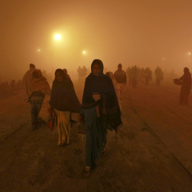 Devotos hindúes caminan en medio de la niebla durante el festival Magh Mela, en la norteña ciudad india de Allahabad. REUTERS/Jitendra Prakash