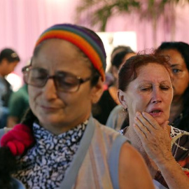 Un grupo de mujeres despide al fallecido líder cubano Fidel Castro durante un homenaje en la Plaza de la Revolución de La Habana (Cuba).  EFE