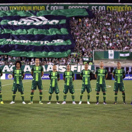 - Fotografía de archivo del equipo Chepecoense antes del partido de la Copa Sudamericana 2016 disputado contra el San Lorenzo en la ciudad de Chapecó / EFE
