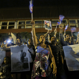 Ciudadanos cubanos esperan la llegada de la Caravana de la Eternidad en Camagüey./ REUTERS