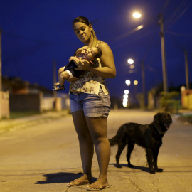 Los efectos del zika: Germana Soares sostiene a su hijo Guilherme, que nació con hidrocefalia, en Ipojuca (Brasil). / UESLEI MARCELINO (REUTERS)