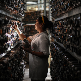 Una trabajadora inspecciona botellas en una granja de setas en Karak, en en los suburbios de Pahang a las afueras de Kuala Lumpur, el 4 de febrero de 2016. AFP/MOHD RASFAN