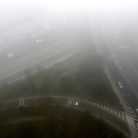 Aspecto de la carretera de circunvalación M-30 de Madrid, en una jornada que ha amanecido con una densa niebla sobre la capital. EFE/Emilio Naranjo