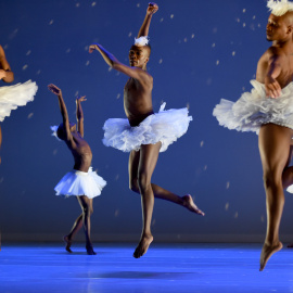 Bailarines durante un ensayo general antes del estreno de 'El lago de los cisnes' en el Teatro Joyce de Nueva York. AFP/TIMOTHY A. CLARY