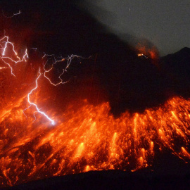 Un rayo se ve sobre una erupción del volcán del Monte Sakurajima, desde la ciudad Tarumizu, al suroeste de Japón. REUTERS/Kyodo