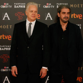 Una de las atracciones de la gala de los Goya es la presencia del actor Tim Robbins, ganador de un Oscar, que está nominado como mejor secundario en la película 'Un día perfecto', que ha dirigido el de la derecha, Fernando León de Aranoa. /