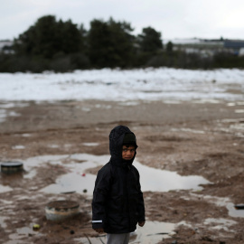 Un niño en el campo de refugiados de Ritsona, en el norte de Atenas. REUTERS/Alkis Konstantinidis