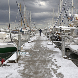 Un hombre pasea en el Club Náutico de Dénia. / EFE