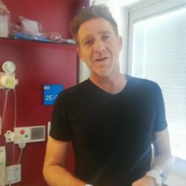 El actor Juanjo Artero recibe el alta hospitalaria