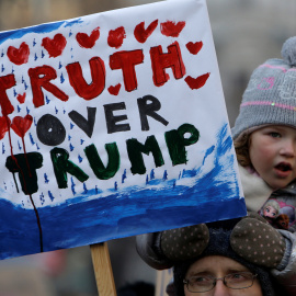 Una niña sostiene una pancarta contra Trump donde se lee "Truth over Trump"  en Praga / REUTERS