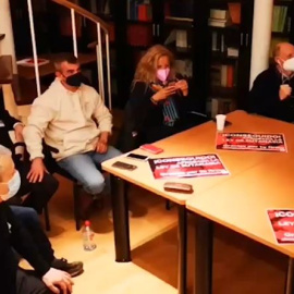 Emoción al aprobarse la Ley de Eutanasia entre los familiares que han asistido a la votación en el Congreso